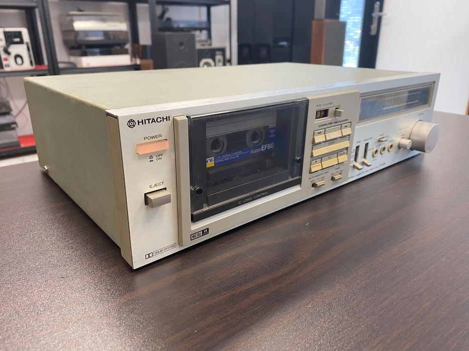 Касетен дек Hitachi
