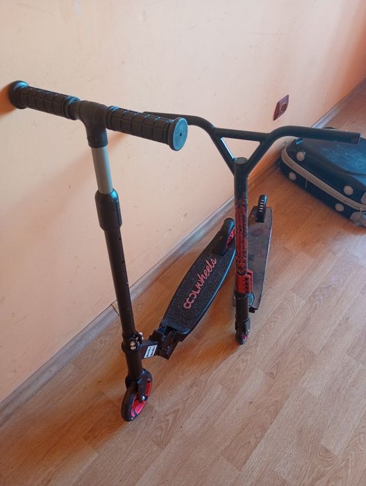 Vând două trotinete o măsuță de copii și un cărucior