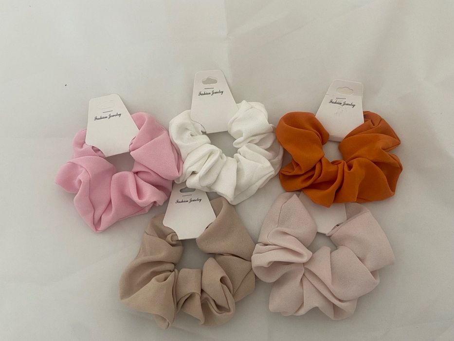 Комплектът от 5 броя скрънчита.