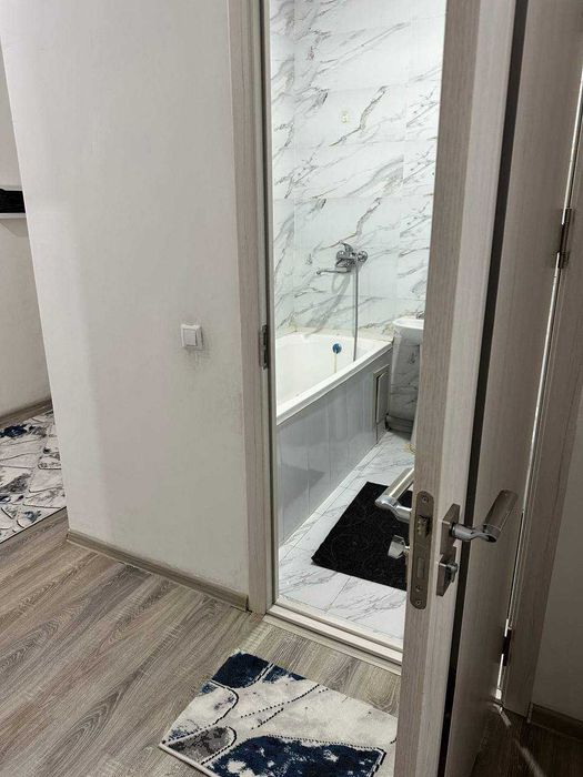 Srochno sotiladi! 2 xonali kvartira, Yangi Hayot 10, 56 m²