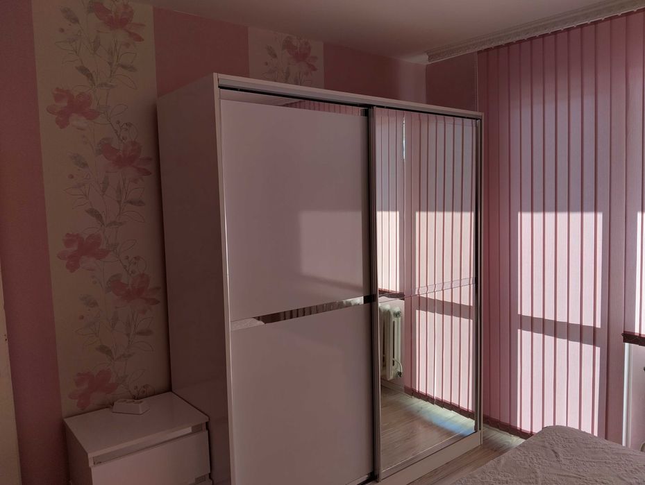 Дава под наем делгосрочно тристаен разширен апаратамент