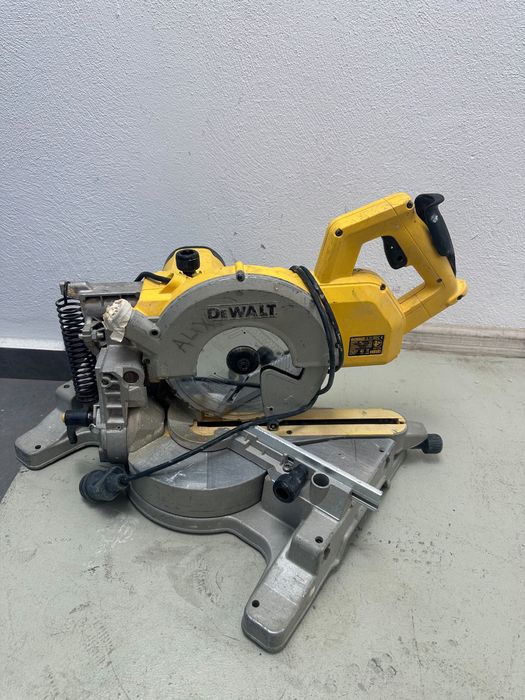 DeWALT DW777-QS Fierastrau circular stationar 1800W disc 216 mm