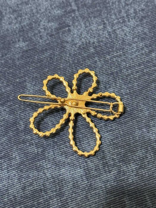 Женская    брошь