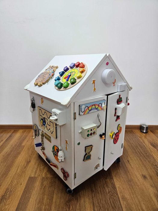 Busy House Montessori jucarie interactiva/casuta din lemn busy board
