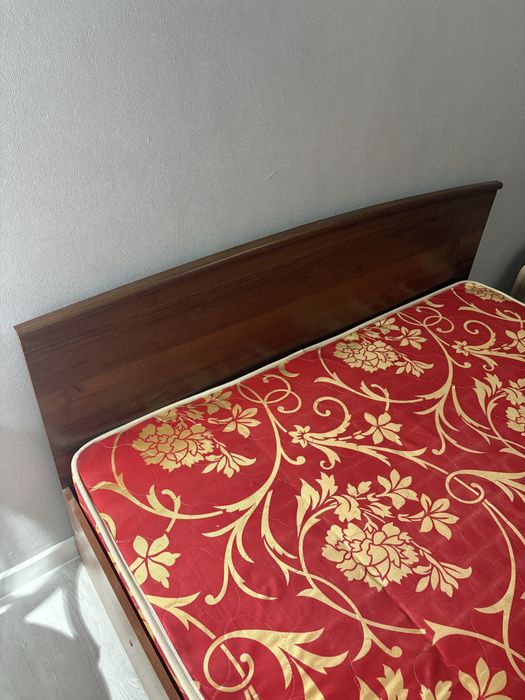 Кровать с матрасом