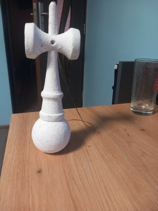 Kendama alba cu mult grip