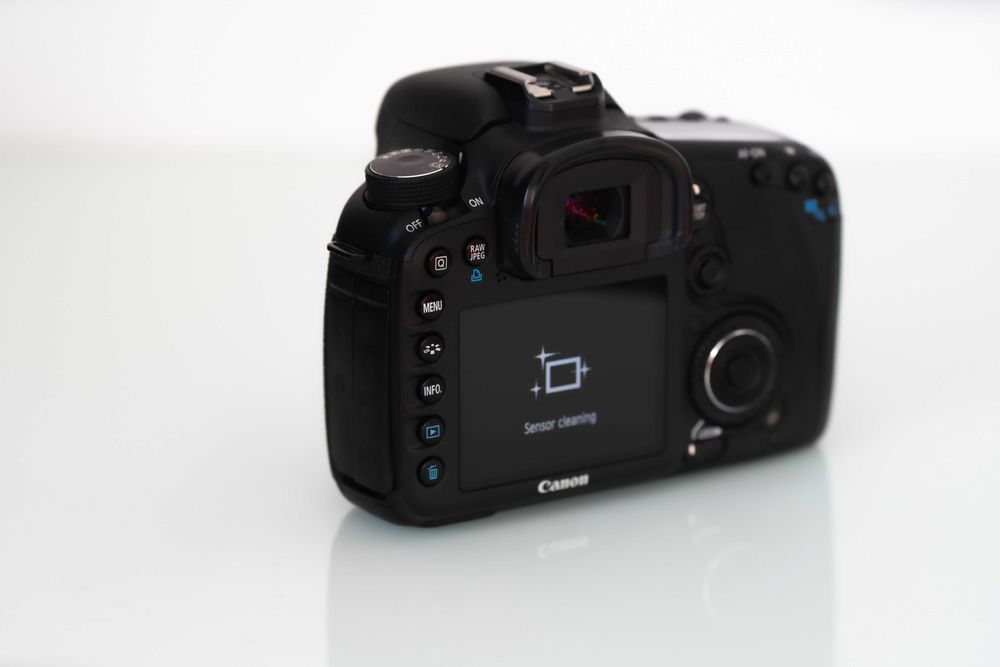 Super ocazie! CANON 7D FullBOX practic nou - doar 2ooo cadre + card CF