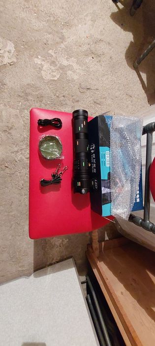 Фонарик, освещения мощный...