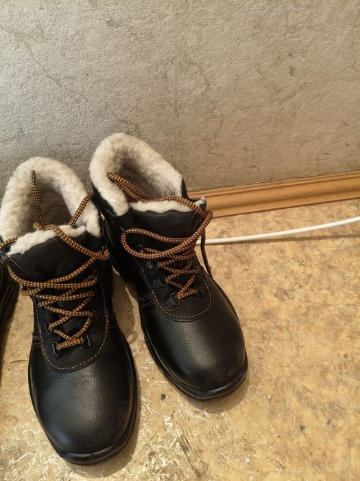 Продам спец обувь.