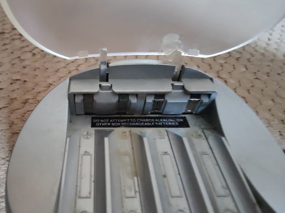 Încărcător baterii AAA și AA