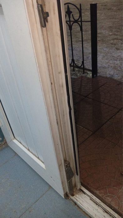 Продам пластиковые двери б/у