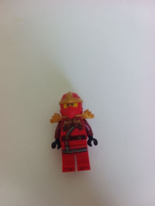 Продавам Ninjago сетове и фигурки