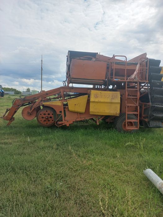 Продам картофеляуборочный комбай.н