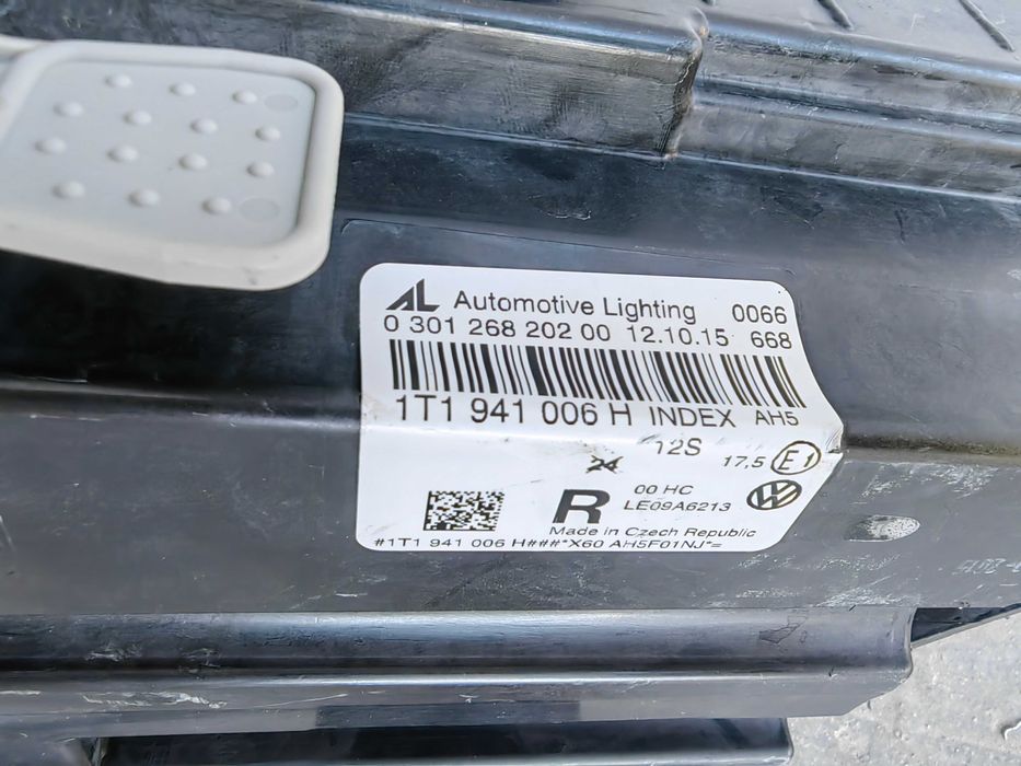 Фар VW Touran Caddy 2010-15г. десен / Фар Туаран Кади Оригинален