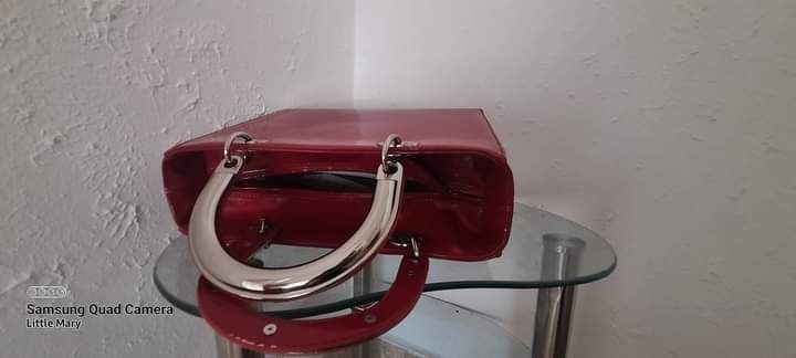 Geanta de lac de culoare rosie. Pret 100 lei