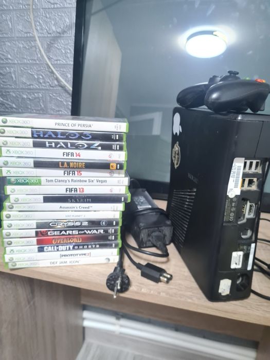 Vând xbox360 modat cu un controler,preț negociabil