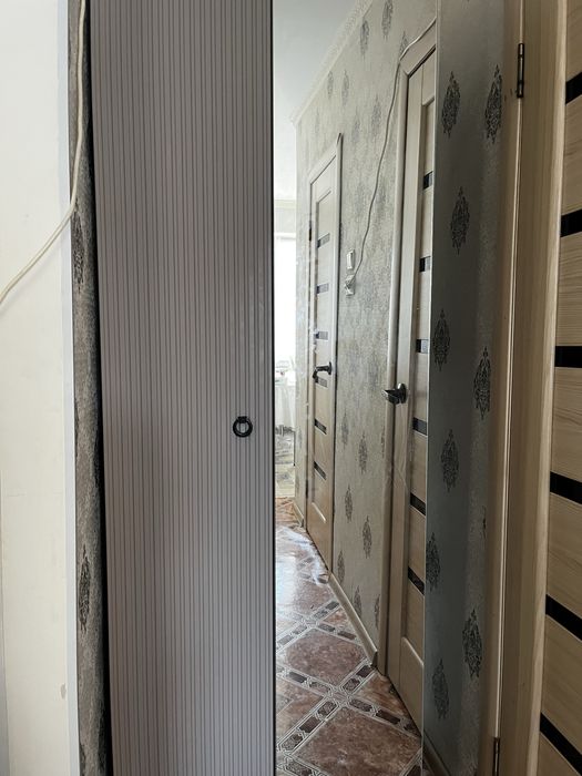 Современно красивый шкаф для одежды