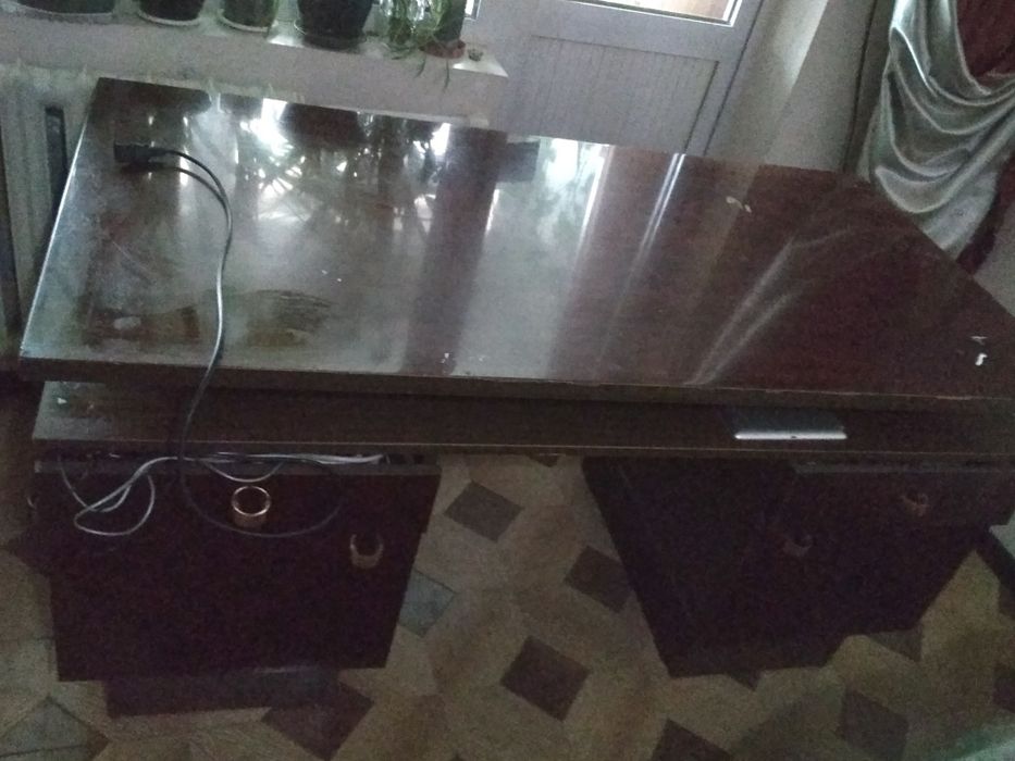 В связи с отъездом продается стол двух тумбовый