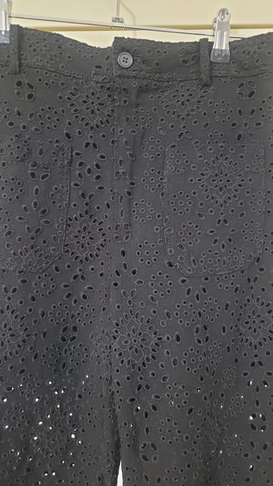 Pantaloni drepti cu broderie perforata de la Zara