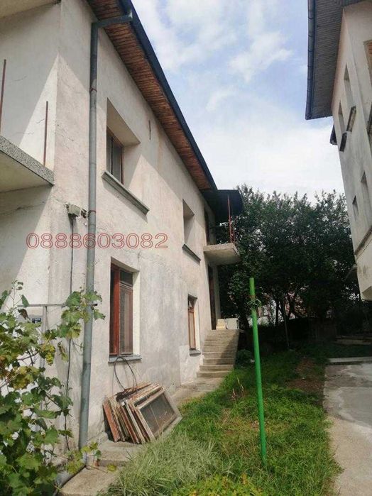 Продава 2 етаж от къща и таван