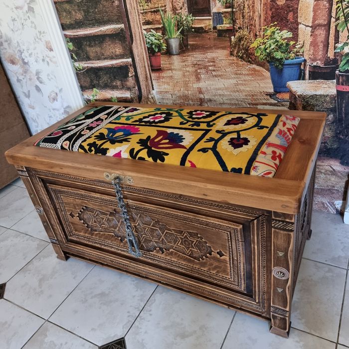 Продаю старинный сундук.