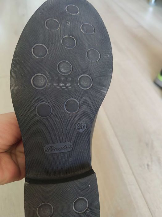 Дамски обувки с нисък ток