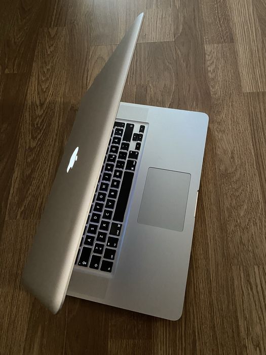 Laptop Apple MacBook Pro intel core i7,Tastatură luminată,Display mare de 17 inch led,8gb ram ddr3,SSD disk 130gb memorie,baterie nouă 169 de cicluri