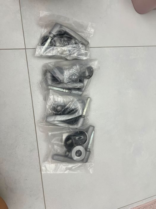 Vand 4 seturi manere usi din metal