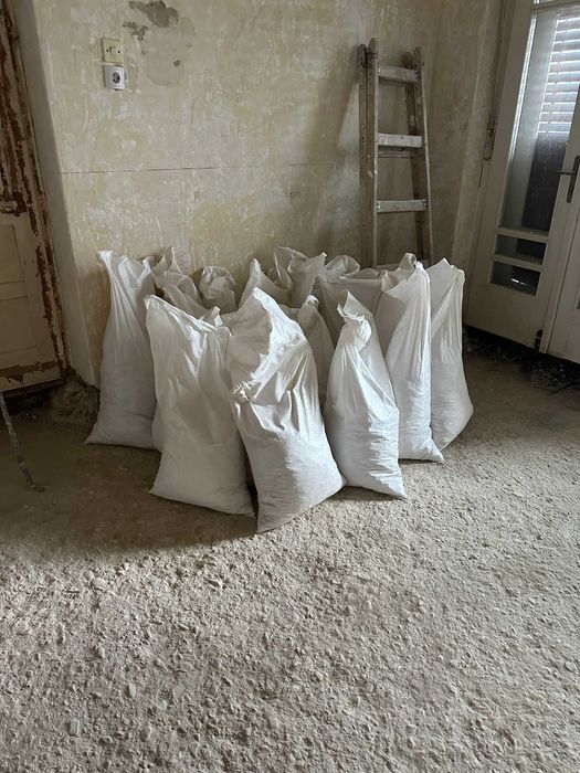 Decopertam faianta demolari  Evacuare moloz cu transport tencuiala jos