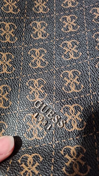 Geanta Guess pe Umar Maro & Auriu Mare