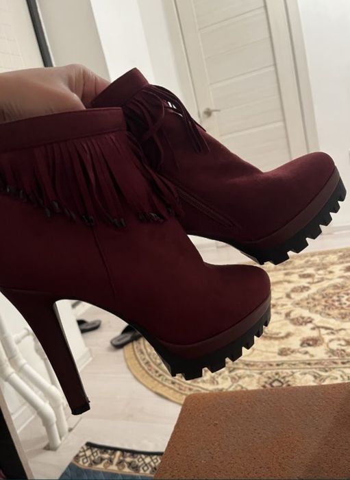 Сапоги продаётся