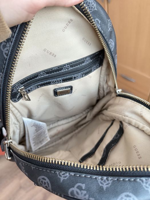 Vând ghiozdan Guess