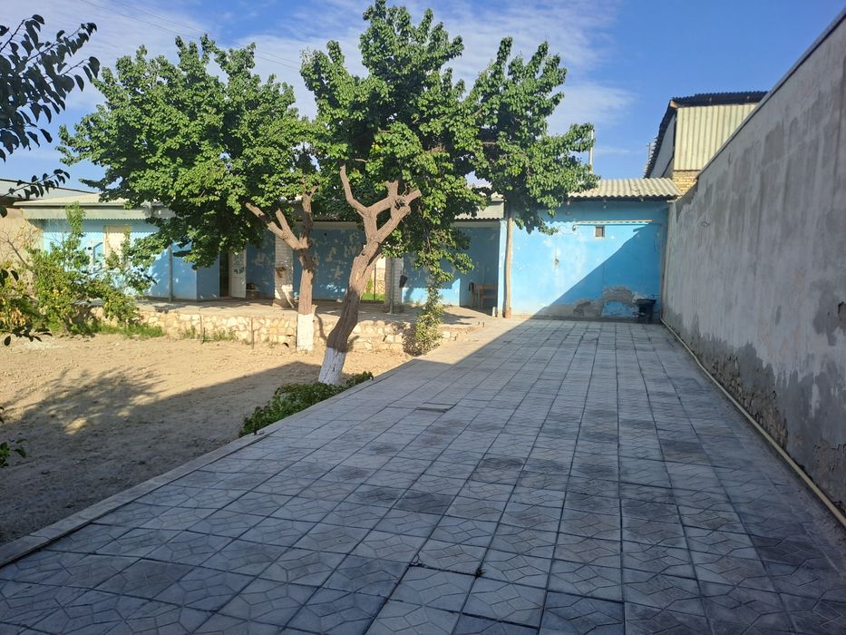 Taylor hovli sotiladi 4 xonali 6 sòtix . Narxi keliwiladi.