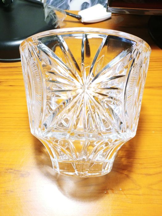 Продаю хрустальную конфетницу