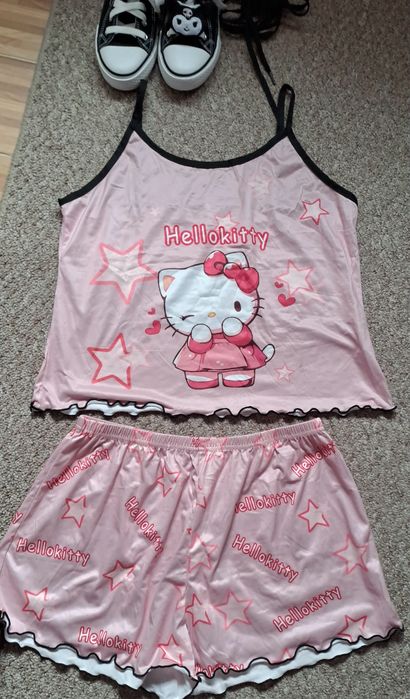 Pijama hello kitty roz sau alb marime L pijamale sanrio
