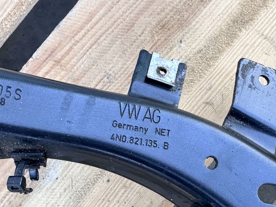 Метални стойки AUDI A8 D5 4N0821259D 4N0821135B 4N0821131J