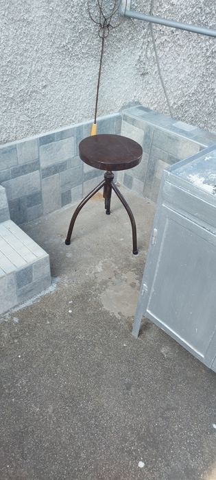 Трикрако старо въртящо столче медицинско