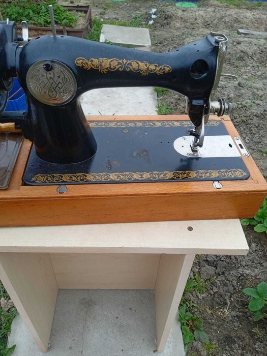 Продам ручную швейную машинку