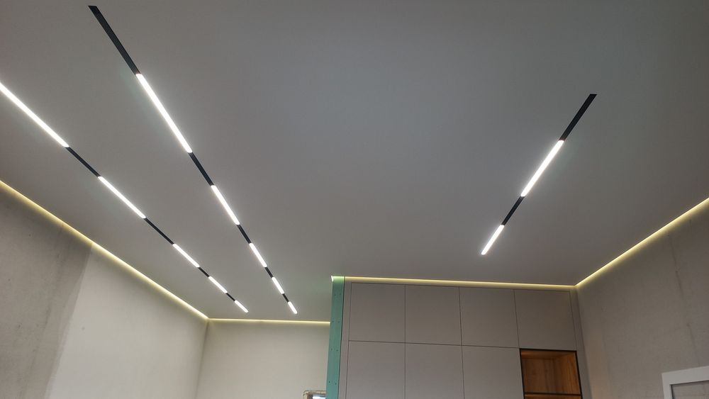 Натяжные потолки и декор панели