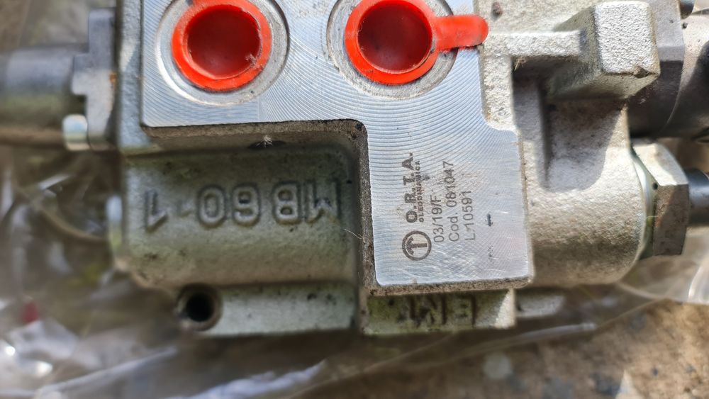 Vand distribuitor  NOU cu o singura maneta