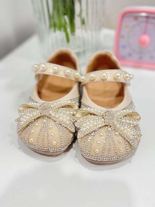 Продаю нарядные туфельки для девочки