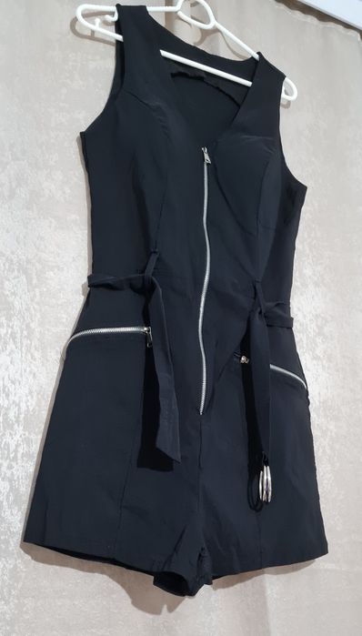 Къс черен гащеризон