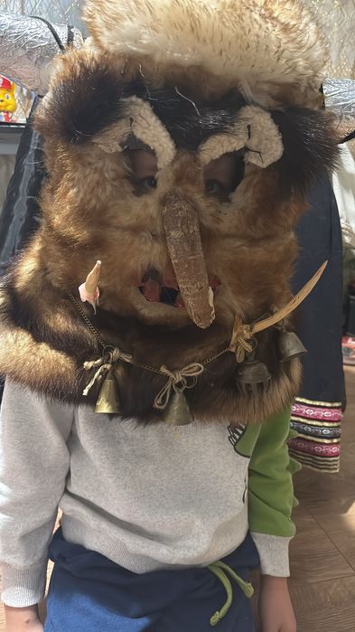 Сурвакарски маски с кожи и дърво