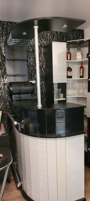 Bar bucătărie și două scaune