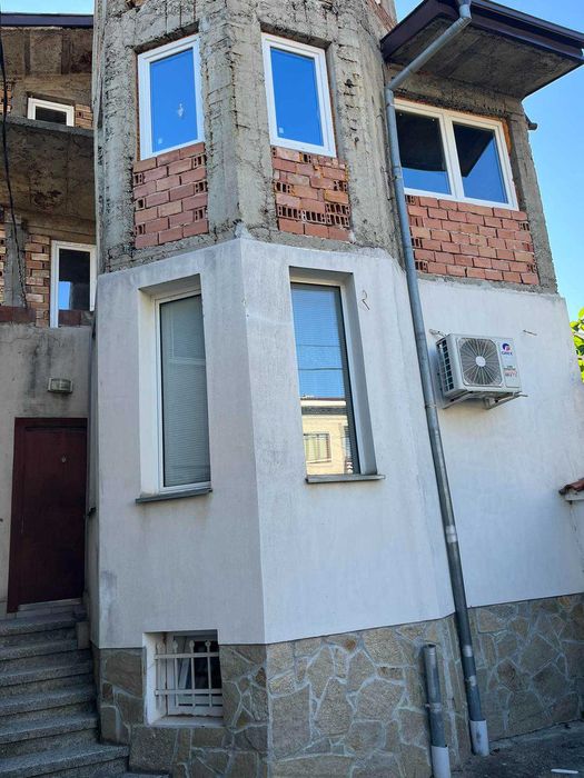Продава: Къща РЗП 380 кв.м., двор 262 кв.м. в Карлово