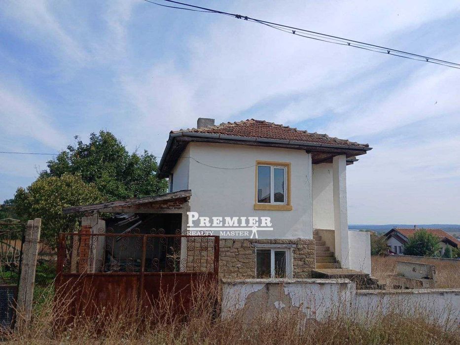 Къща с голям потенциал в село Загорци,