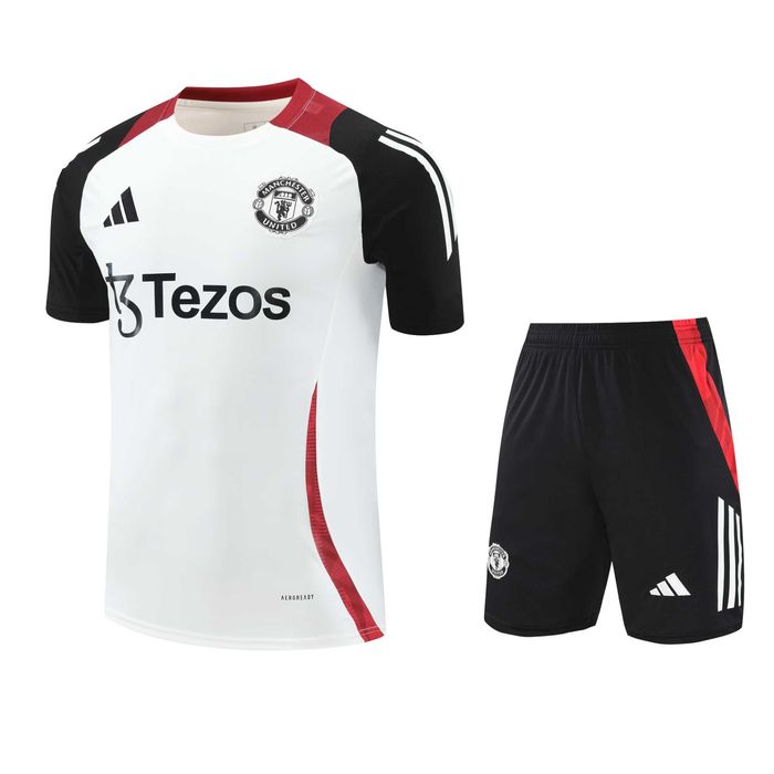 Compleu Adidas Manchester United model rar de antrenament 24/25