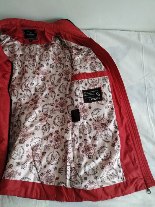 Куртка молодежная . Цвет красный.