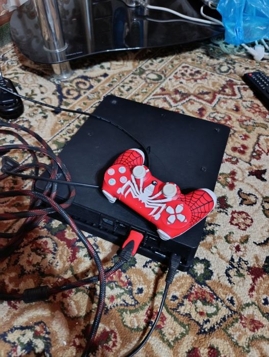 Продам игровую приставку ps4