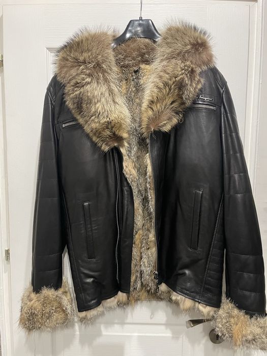 Кожено яке със косъм от вълк.